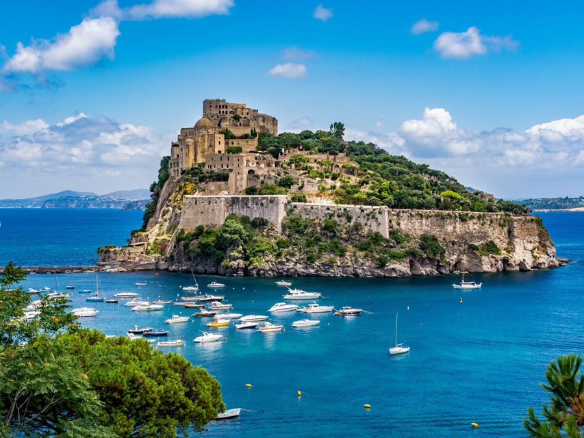 Ischia: traghetti, terme, spiagge e cosa vedere – Coastrider